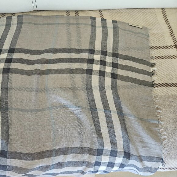 Burberry Linen Classic Checkered Lightweight Grey Wool & Silk Fringe Pashmina - Picture 5 of 8